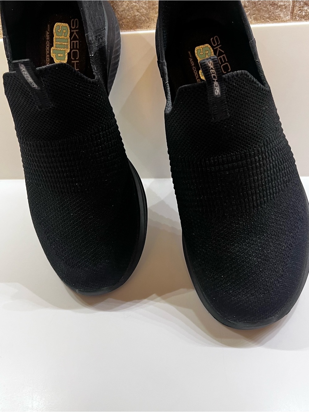 SKECHERS WOMEN’S SLIP-INS SIZE 8 BLACK
LIKE NEW. WORN TWICE.